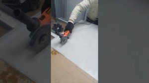 Резка каленого стекла ,как то так.