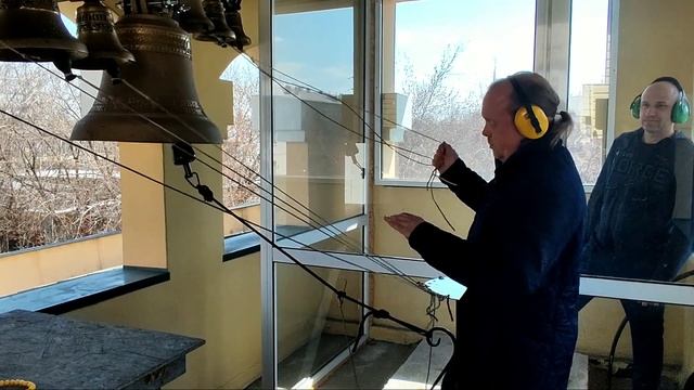 Звон в храме Феодоровской иконы Божией Матери г. Новокузнецка 30.04.23, звонарь - Леонид Сукач смотреть онлайн