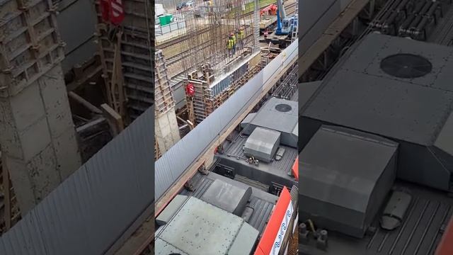 Стройка пешеходного перехода через ж/д пути в Щербинке(Москва) #щербинка #новаямосква #сентябрь202 смотреть онлайн