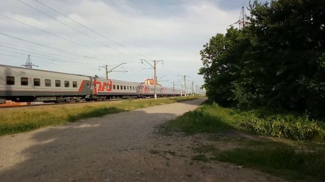 Электровоз ЭП1М-711 с поездом Кисловодск-Иркутск смотреть онлайн