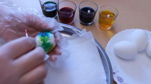 Мраморные яйца красителями  . Как покрасить яйца красителями красиво .