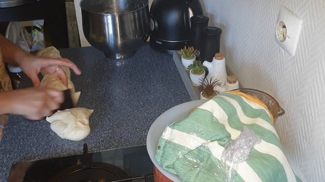 pizza recette facile et très bonne a l'italienne بيتزا المحلات بكل اسرارها مقرمشة و طرية смотреть онлайн