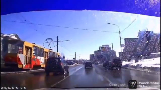 В Барнауле даже трамваи суровы настолько, что едут сами по себе. Ну то есть без водителя