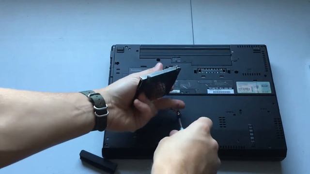 How To Remove The Hard Drive From A Lenovo Thinkpad R61 Laptop Computer смотреть онлайн