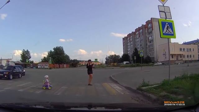 Мамаша с ребёнком переходят дорогу смотреть онлайн