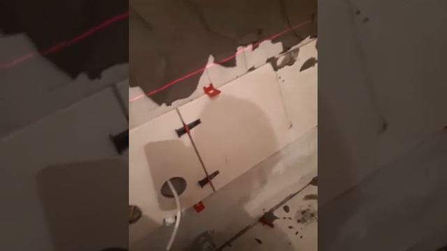 Ванна своими руками 4. Нанесение плиточного клея на стену смотреть онлайн