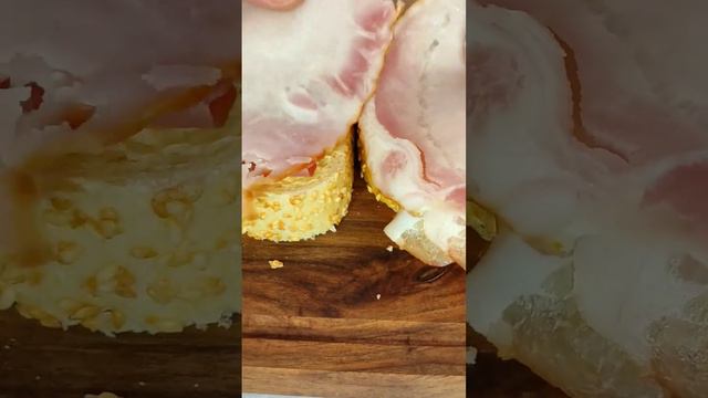 Toasted bread with prosciutto and cheese. смотреть онлайн
