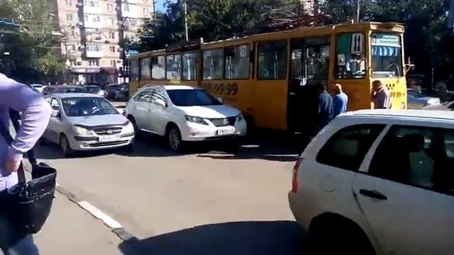 Под колеса трамвая в Саратове попал человек смотреть онлайн