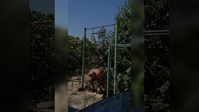 Подтягивания на толстой, крутящейся перекладине с дополнительным весом. #турник #спорт #здоровье смотреть онлайн