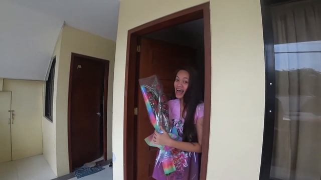 Наша первая годовщина свадьбы. Дарю цветы и идем в ресторан. Сколько цветов дарить филиппинке? смотреть онлайн