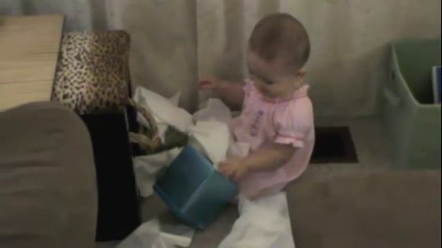 taking out Kleenex смотреть онлайн