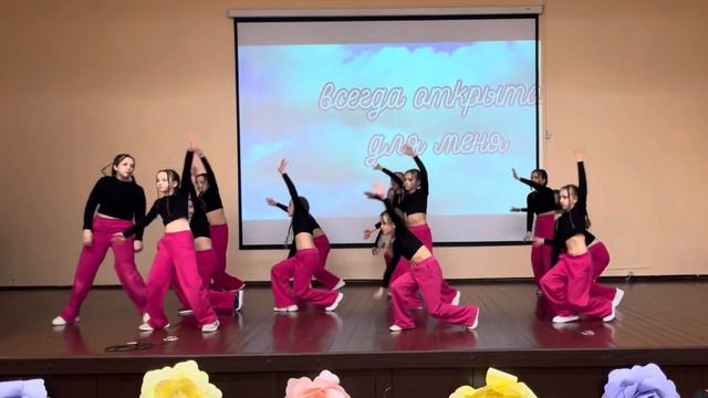 «НА РУКАХ», открыли праздничный концерт в школе № 2120 смотреть онлайн