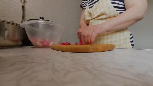 Готовим окрошку, поставили тесто на выпечку, Крутимся с мужем на кухне. смотреть онлайн