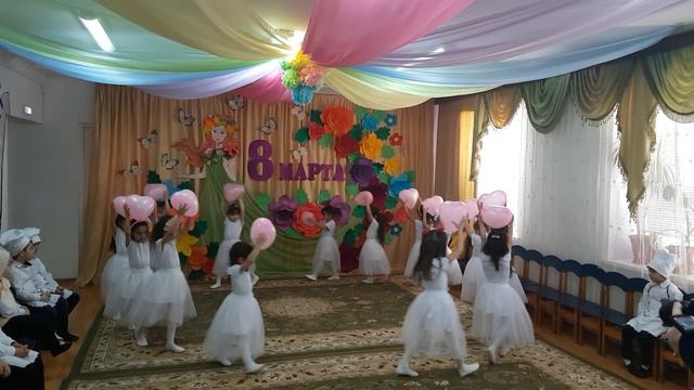 Танец для мамы с шарами сердечками на 8 марта( средняя группа) смотреть онлайн