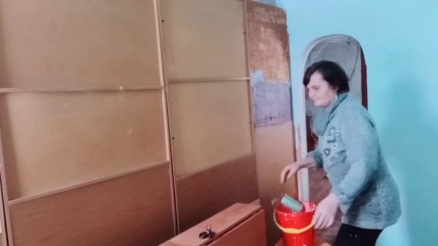 Как и чем клеить ткань на стены.