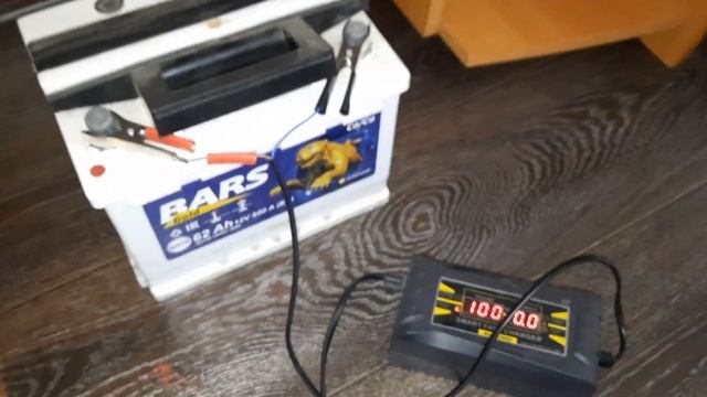 Автопомощь для блондинок. Заряжаю аккумулятор в автомобиль смотреть онлайн