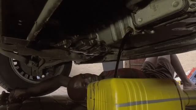 VOLVO S80 - HOW TO CHANGE ENGINE OIL смотреть онлайн