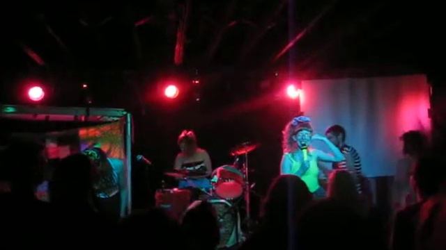 Ramona & The Swimsuits (Leslie Hall Openers) смотреть онлайн