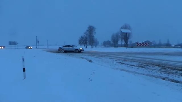 Бублики на круговом движении. VW passat 3.2 drift, acceleration. 250 hp смотреть онлайн
