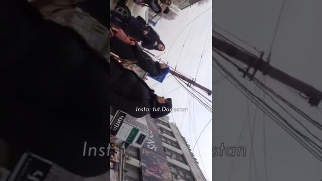 Воровка у ЦУМа в Махачкале . смотреть онлайн