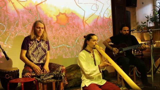 21.04 Tribal Trance Jam Cafe Auroville LiveMusic (Диджериду / Кахон / Гитара, Горловое пение) Part