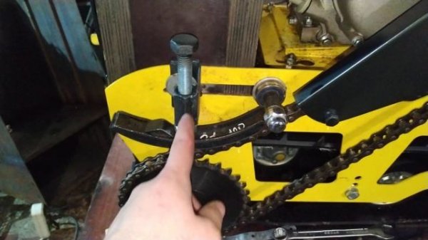 Самый простой вариант.Натяжитель-успокоитель цепи на мотосабаку.