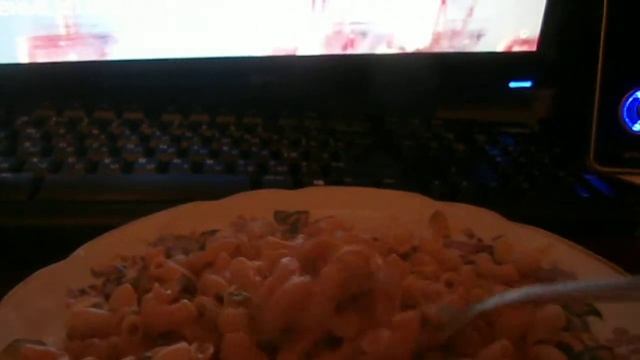 Макароны + чеснок + солёные огурцы + кетчуп + майонез на ужин ;)