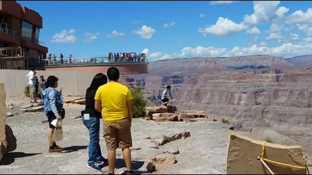 США. Гранд каньон. Skywalk. Аризона. Стеклянный пол над пропастью. смотреть онлайн