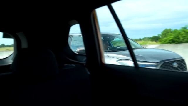 Nissan Kicks e-POWER vs. Toyota Corolla Cross Hybrid Review - Behind the Wheel смотреть онлайн