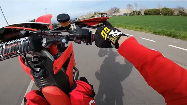 Va di più un 125 2t o un 250 4t? // CRF 250r VS XE 125 смотреть онлайн