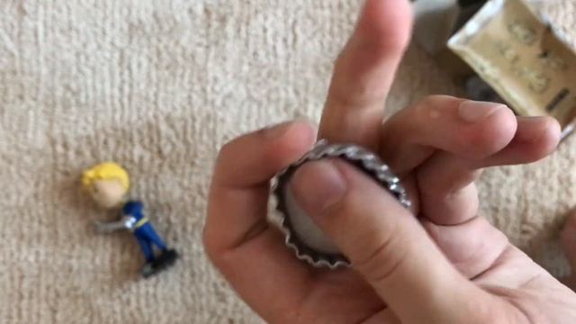 Распаковка фигурок Vault Boy Bobblehead от Gaming Heads смотреть онлайн