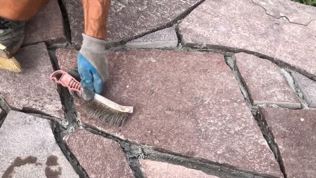 Лемезит. Мощение камнем. Предварительная чистка камня перед нанесением швов. смотреть онлайн