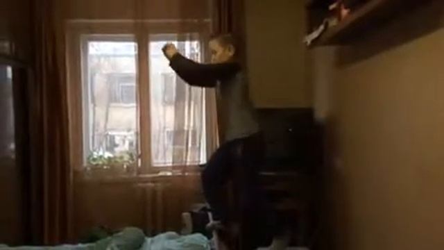 Сделал сальто чуть не сломал кровать