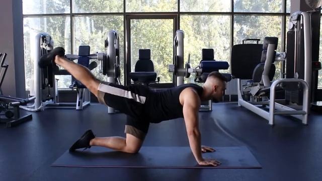 Махи на ягодицы на коврике смотреть онлайн