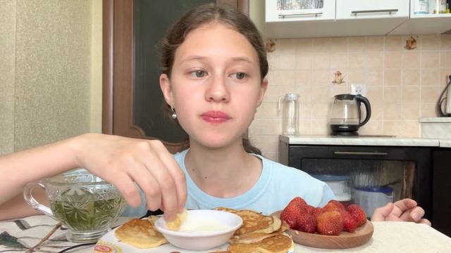 ОЛАДЬИ ? МУКБАНГ завтрак КЛУБНИКА | MUKBANG PANCAKES STRAWBERRY | 먹방 팬케이크와 딸기 | #оладьи #strawberry смотреть онлайн