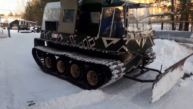 Гусеничный вездеход Хулимсунт. Теперь ещё и чистит снег. смотреть онлайн