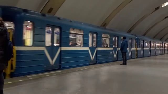 Вагон приехал с пассажирами в салоне смотреть онлайн