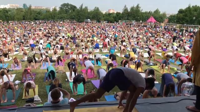 108 Сурья Намаскар в парке Царицыно с Organic People смотреть онлайн
