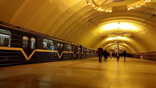 Движение поездов на станции метро «Новочеркасская». Правобережная линия, (ПБЛ), (4 линия). смотреть онлайн