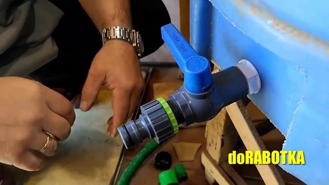✅ Врезка крана в пластиковую бочку (бак) полива на даче. Подключение шлангов, испытание. doRABOTKA смотреть онлайн