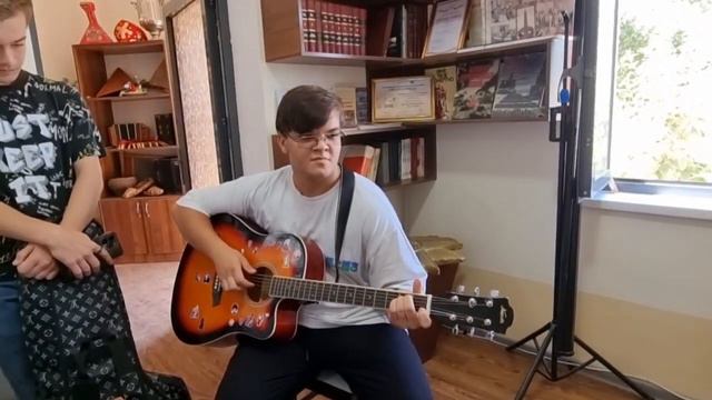 Сакбаев Акмаль поёт под гитару песню 