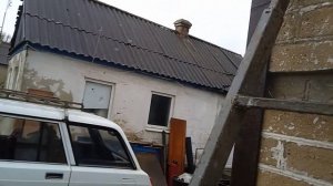 Что делать если отошла пристройка, треснул ? дом и фундамент? Между струйками.