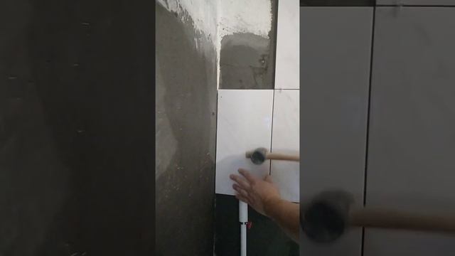 Резиновая киянка- главный инструмент кафельщика.