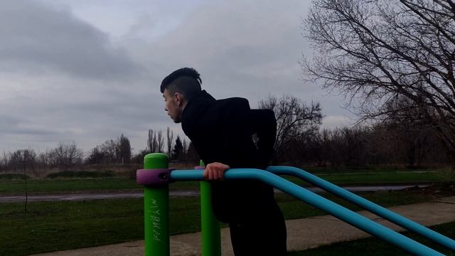 Круговая тренировка на турниках. Стань сильным! смотреть онлайн