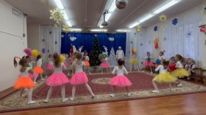 Танец девочек в детском саду "Хлопушки" для подготовительной группы