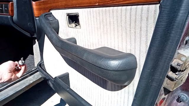 Снятие обшивки двери Ауди 100 (44 кузов)