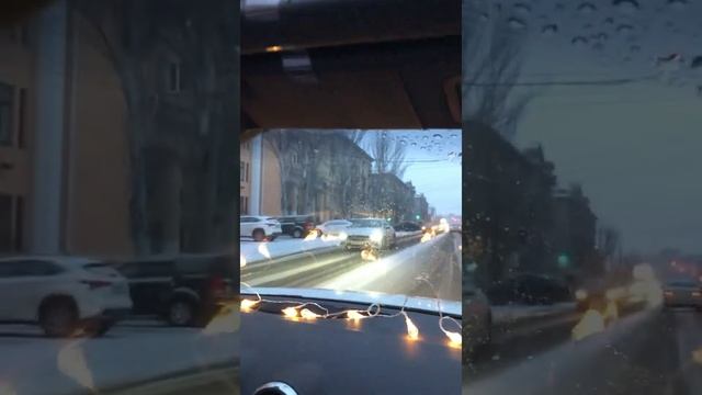 Дед Мороз и Снегурочка на кабриолете в Новый год смотреть онлайн