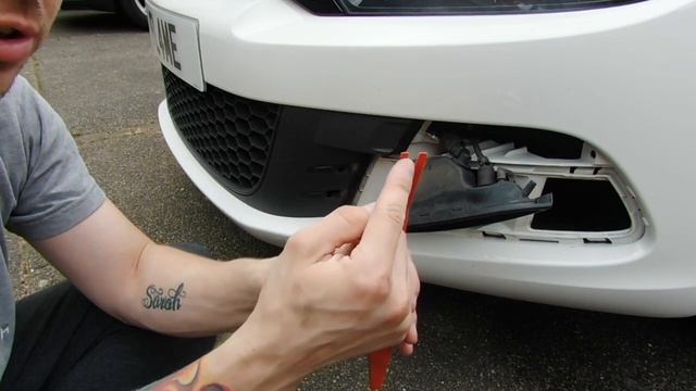 Volkswagen Scirocco - Sidelight & fog light, bulb replacement смотреть онлайн