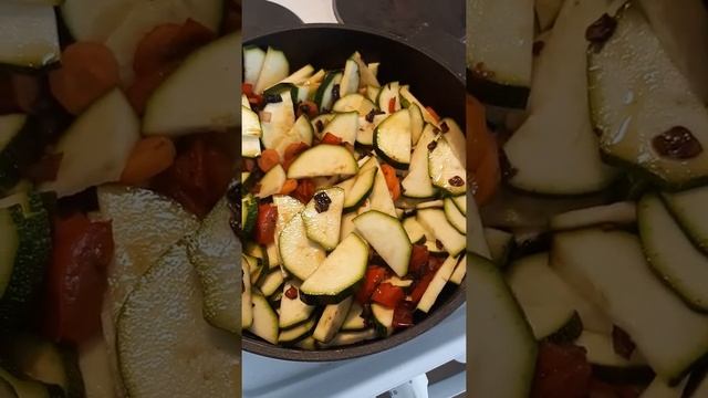 Тушим овощи, соль перец по вкусу. Лук, болгарский перчик, морковь, кабачок, шампиньоны ? смотреть онлайн