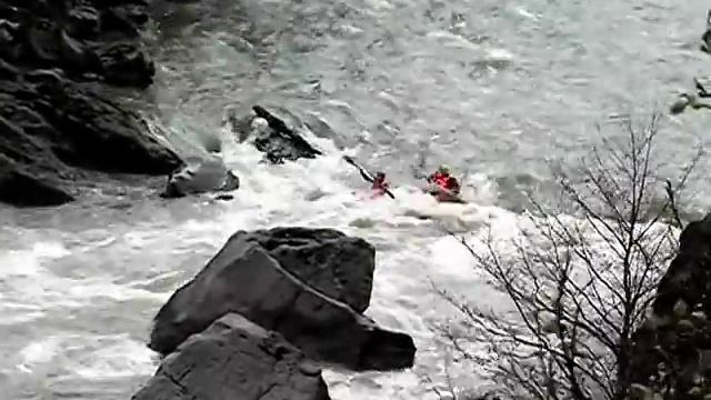 Рафтинг в Адыгее -байдарка на Белой.mpg смотреть онлайн